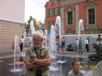 176. Gdańsk. Marek ze Stasiem przy fontannie